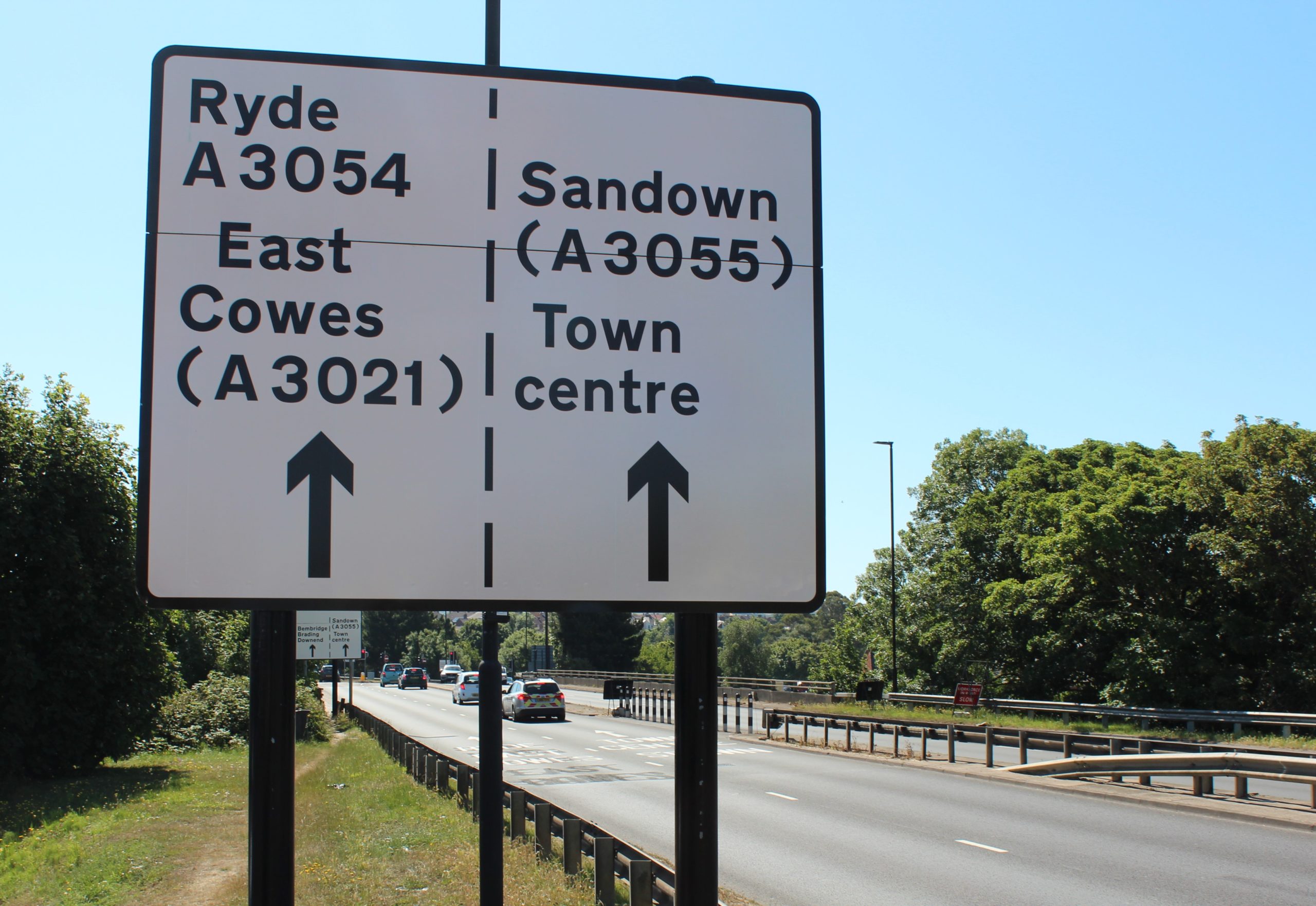 Picture showing new sign for Medina Way lane trial